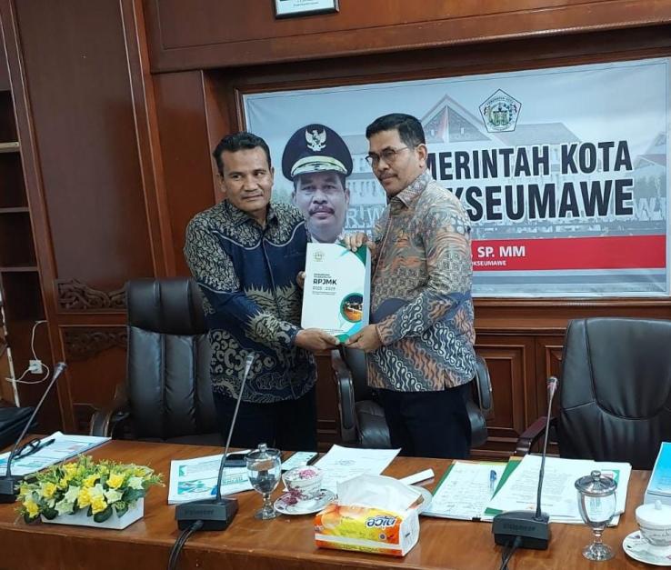 Pj Wali Kota A Hanan Serahkan Dokumen RPJM Teknokratik kepada Ketua KIP Lhokseumawe